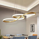 lustre pendente orgânico, pendente minimalista moderno, lustre design orgânico, pendente moderno LED, lustre minimalista sala jantar, pendente curvo moderno, luminária pendente contemporânea, lustre minimalista LEDZ, pendente moderno para mesa de jantar, lustre orgânico contemporâneo, iluminação moderna minimalista, pendente LED moderno, lustre design fluido, luminária pendente elegante, pendente moderno decoração