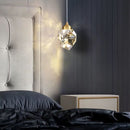 lustre pendente diamante, pendente cristal luxo, luminaria pendente moderna dourada, lustre cristal decorativo, pendente efeito luz parede, iluminação sofisticada ambiente, lustre moderno luxo led, pendente cristal geometrico, luminaria teto elegante moderna, lustre decorativo sala jantar, pendente luxo LEDZ, iluminação efeito prisma cristal