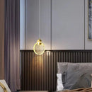 pendente prisma ledz, lustre pendente luxo dourado, pendente cristal bolhas luz, luminaria pendente pequena moderna, pendente cabeceira quarto moderno, iluminação decorativa sofisticada, pendente efeito luz estrelas, lustre pequeno dourado moderno, pendente para composição teto, luminaria luxo acrilico led, pendente com arandela combinação, iluminação moderna LEDZ