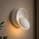 arandela moderna minimalista, arandela rotacionavel led, luminaria parede circular moderna, arandela luz indireta parede, arandela preta branca moderna, luminaria parede minimalista quarto sala, arandela decorativa moderna pequena, iluminação indireta parede design moderno, arandela LEDZ orbit, arandela compacta moderna elegante