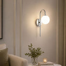 arandela, arandela de parede, arandela interna, arandela para ambiente interno, arandela moderna, arandela minimalista, arandela contemporânea, arandela clássica moderna, arandela clássico contemporânea, arandela elegante, arandela sofisticada, arandela de luxo, arandela prata, arandela prata cromado, arandela cromada, arandela cromado, arandela prata moderna, arandela cromada moderna, arandela metal cromado, arandela acabamento cromado, arandela espelhada, arandela com globo, arandela globo, arandela globo