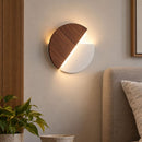 arandela de parede, arandela de parede interna, arandela minimalista, arandela moderna, arandela rotacionável, arandela 360 graus, arandela giratória, arandela circular, arandela meia lua, arandela LED, arandela LED integrada, arandela de parede LED, arandela preta, arandela efeito madeira, arandela amadeirada, arandela decorativa, arandela iluminação indireta, arandela para quarto, arandela para cabeceira, arandela para sala, arandela para corredor, arandela para hall de entrada, arandela para sala de esta