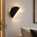 arandela de parede, arandela de parede interna, arandela minimalista, arandela moderna, arandela rotacionável, arandela 360 graus, arandela giratória, arandela circular, arandela meia lua, arandela LED, arandela LED integrada, arandela de parede LED, arandela preta, arandela efeito madeira, arandela amadeirada, arandela decorativa, arandela iluminação indireta, arandela para quarto, arandela para cabeceira, arandela para sala, arandela para corredor, arandela para hall de entrada, arandela para sala de esta
