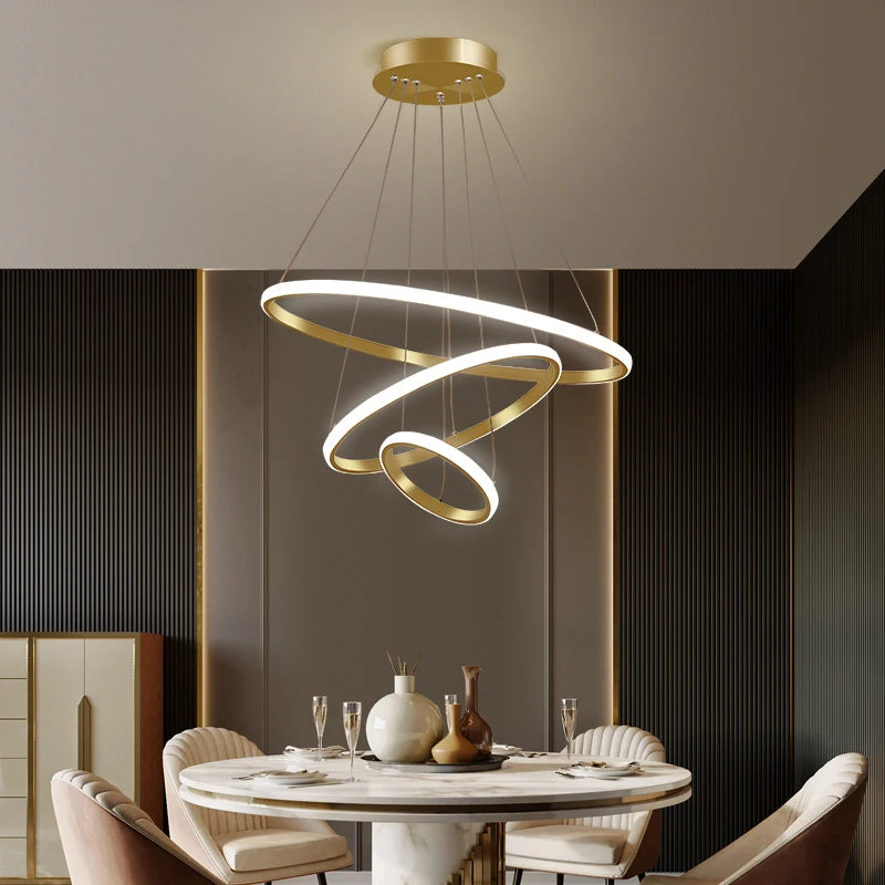 Pendente para Sala,
Pendente Moderno,
Lustre para Sala,
lustre moderno,
lustre led,
Lustre Dimerizável,
Lustre de Teto,
Lustre,
Luminária Pendente,
luminarias para quarto,
luminaria moderna,
luminaria de teto,
Pendente Circular Triplo,
Pendente anéis,
Pendente 3 anéis,
Pendente 3 Círculos,
Pendente 4 Círculos,
Pendente Círculos